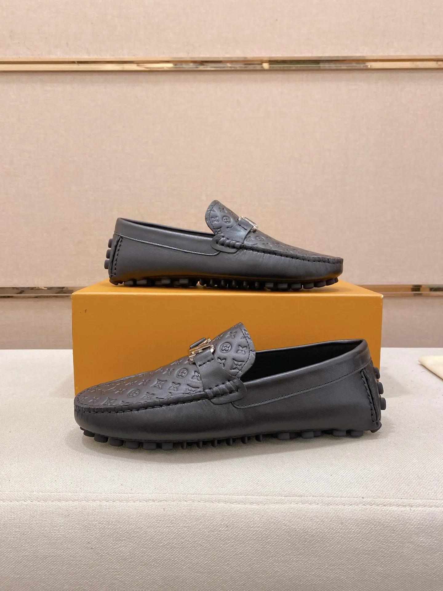 Factory price: 500💰High-end quality! LV 🆕🆕Exclusive hot-selling products in stock🔥🔥New products on the shelves, high-quality Ferragamo men's pea shoes, high-end casual driving shoes, with complete packaging! 💪 💪 Material: imported first-layer cowhide 🐂 + imported high-quality buffalo leather lining + wear-resistant outsole 👍🏻👍🏻 Features: high-end and comfortable, purely handmade 🚀 🚀 Create the perfect shoes that suit you best 🔥 🔥 Size: (38-44) 45 standard size can be customized!